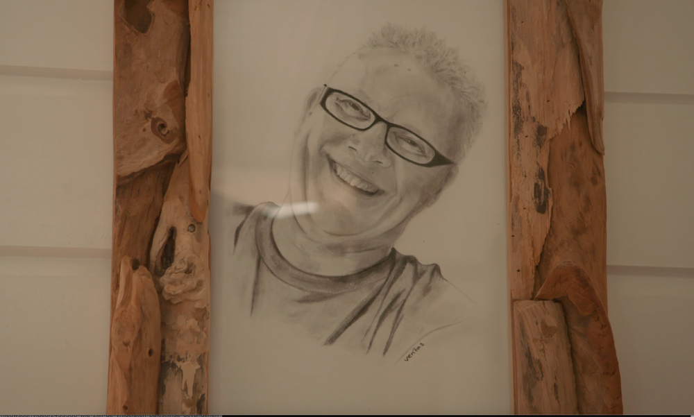 Arienne heeft thuis een portret van haar overleden broer John hangen.